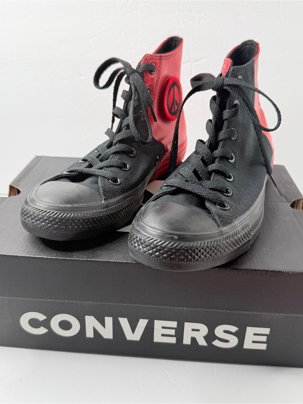 NIB Converse Black Red Hi-Top Seek Peace Sneaker Chuck Taylor All Star K6 W8